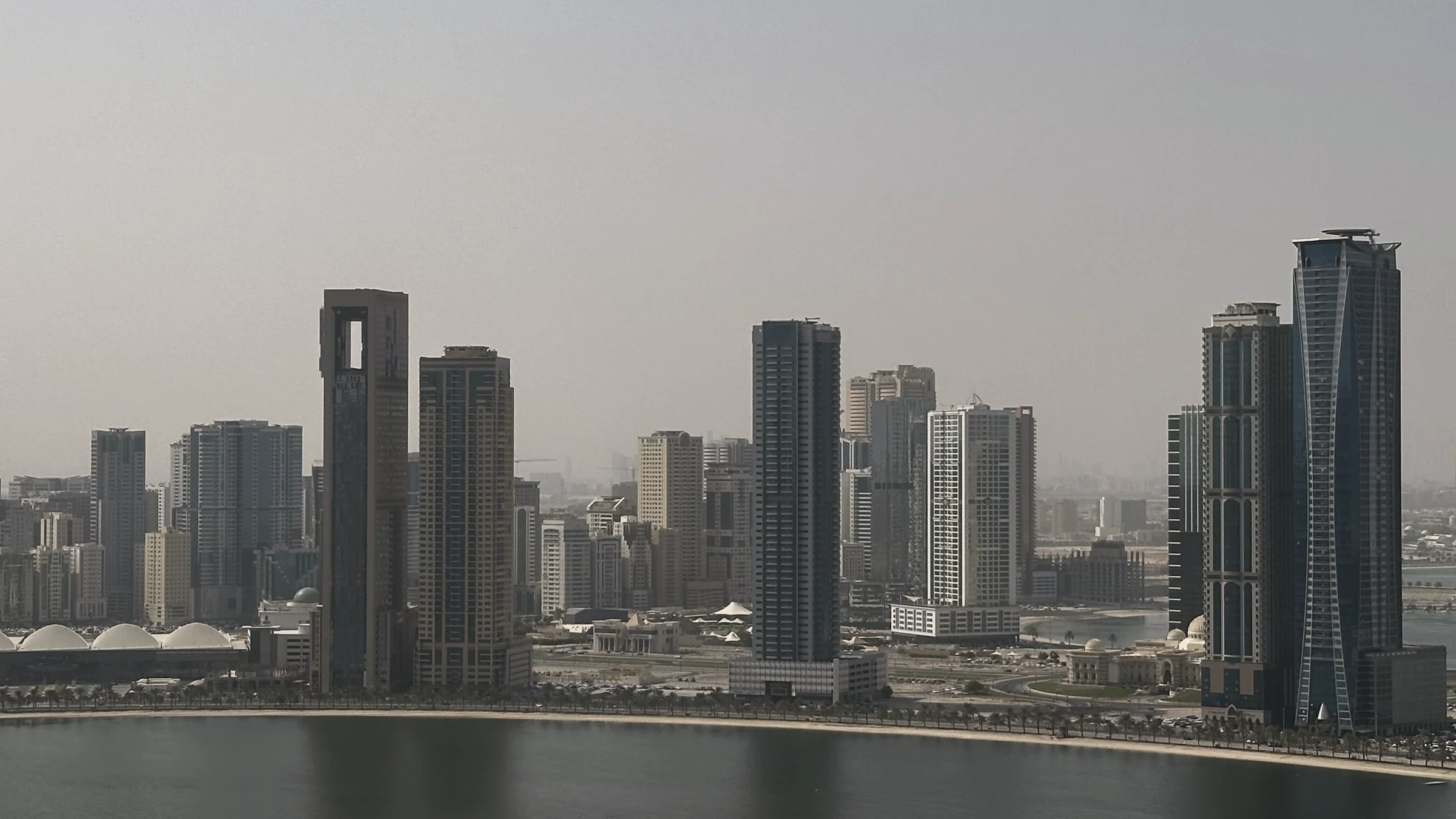 أبراج الشارقة على طول بحيرة الخان